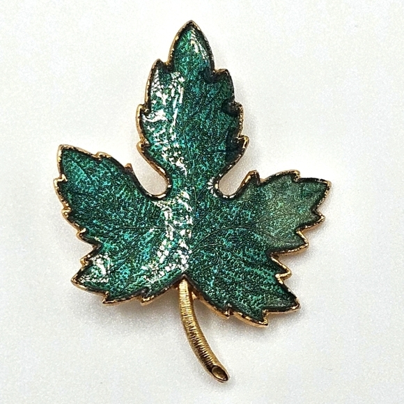 VINTAGE Green Enamel Maple Leaf Brooch Pin Gold Tone Hardware Fall Nature - Picture 2 of 6